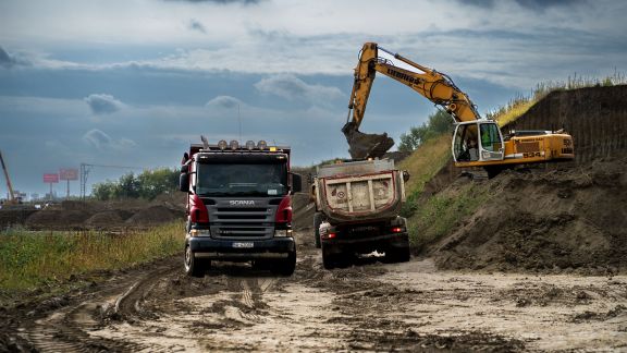 Stavebná mašinéria na rozširovaní D1. Desiatky mechanizmov pripravujú násypy